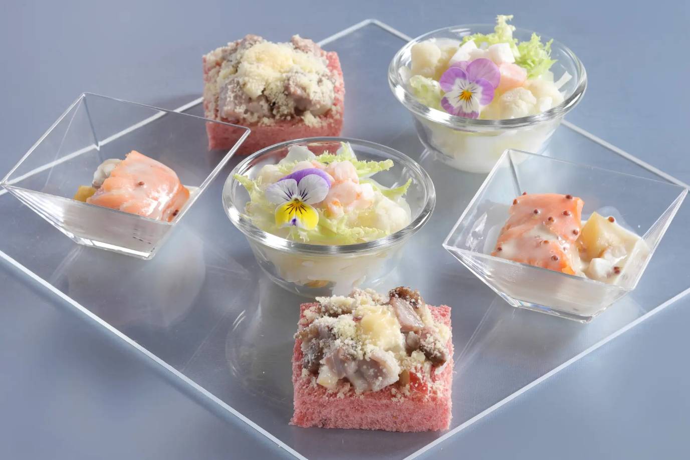 シェラトン都ホテル大阪,クリスマスアフタヌーンティー 雪の女王とサンタクロースからの贈り物