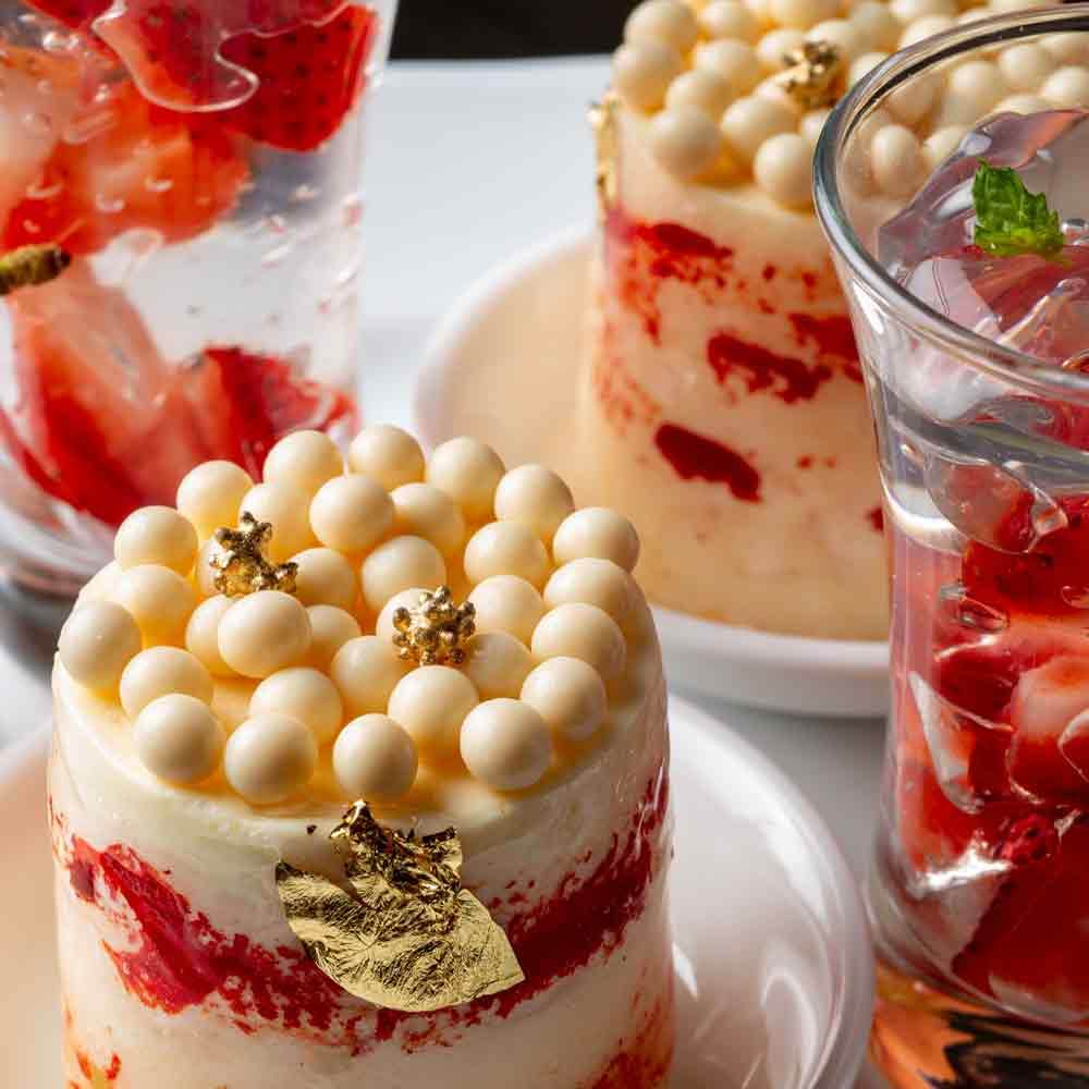 THE COSMOPOLITAN GRILL/BAR/TERRACE「【STRAWBERRY NEW YORK STYLE AFTERNOON TEA】いちごのアフタヌーンティー×選べるドリンク2杯