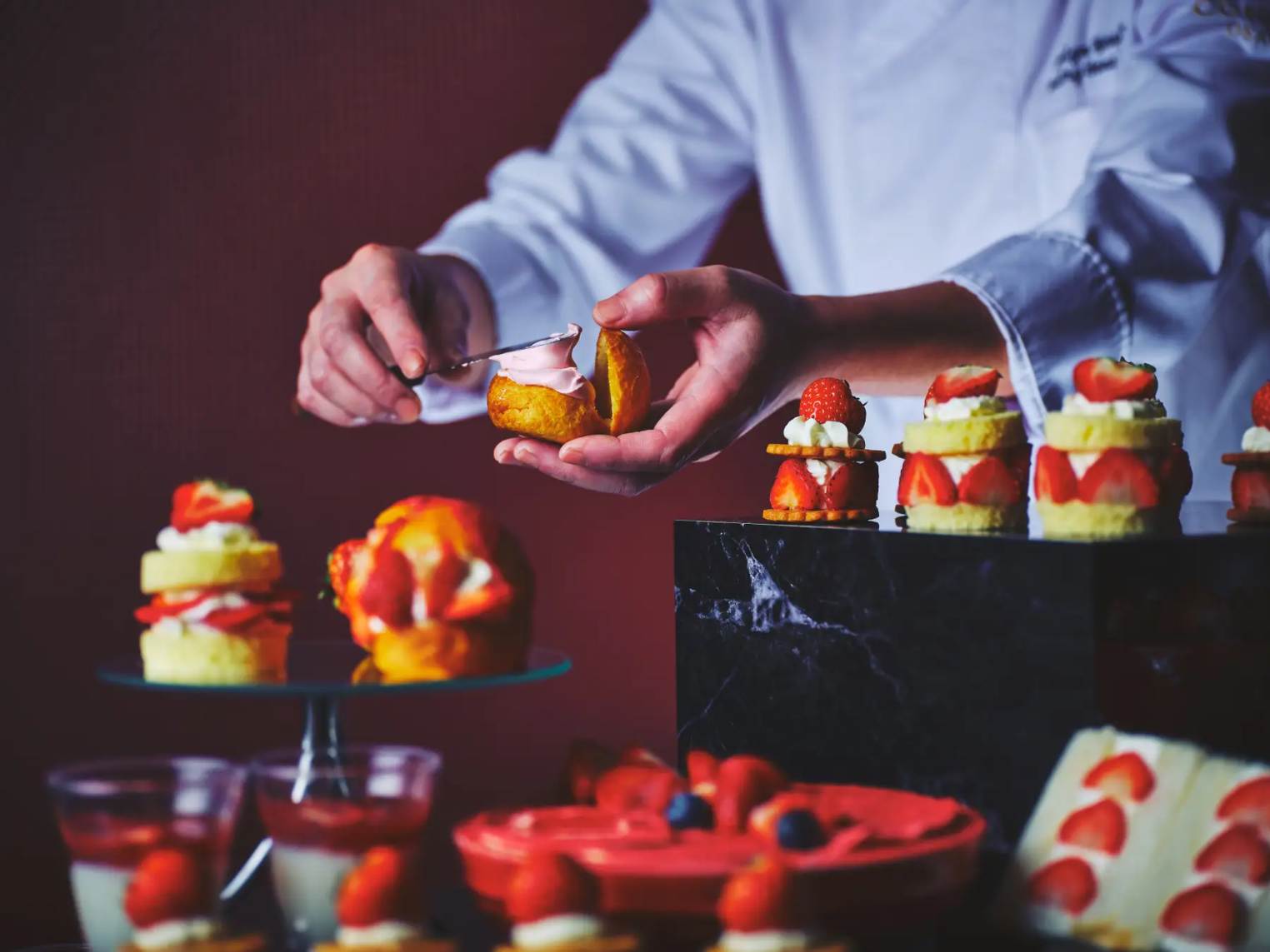 コンラッド大阪,The Elegant Red (ジ・エレガント レッド）　ストロベリースイーツビュッフェ