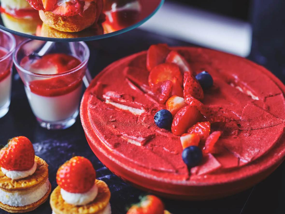 コンラッド大阪,The Elegant Red (ジ・エレガント レッド）　ストロベリースイーツビュッフェ