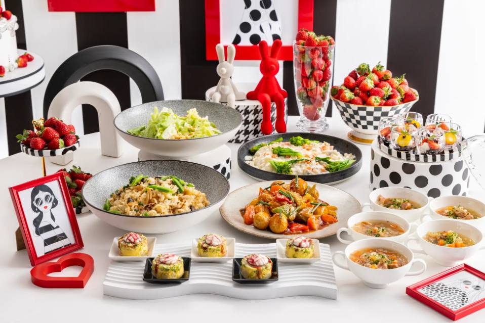 ヒルトン東京,苺スイーツビュッフェ2025 ストロベリーモノクロガールズパーティー