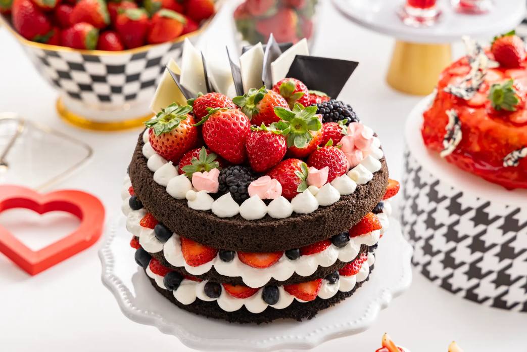 ヒルトン東京,苺スイーツビュッフェ2025 ストロベリーモノクロガールズパーティー