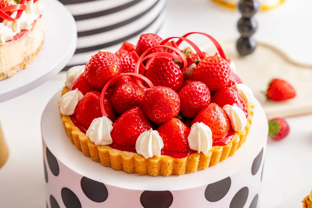 ヒルトン東京,苺スイーツビュッフェ2025 ストロベリーモノクロガールズパーティー