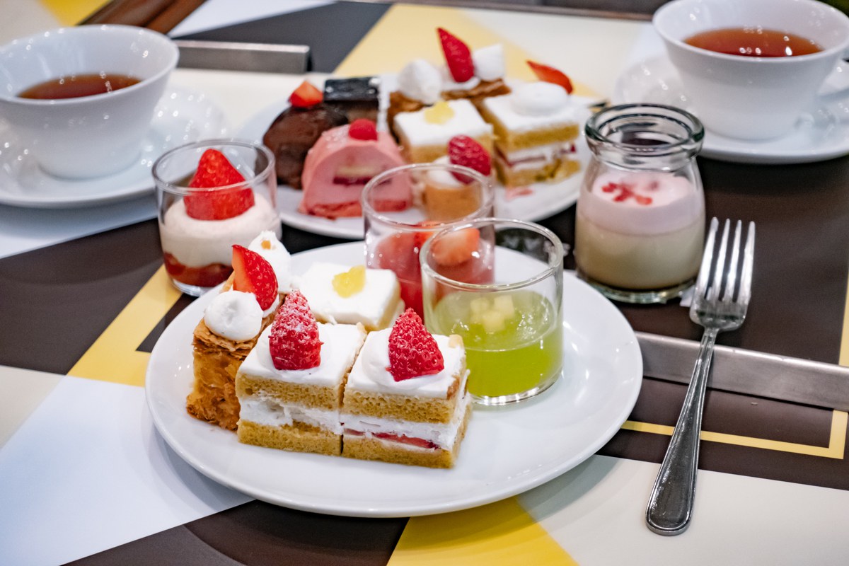 ニューオータニ大阪 いちごビュッフェのスイーツ群